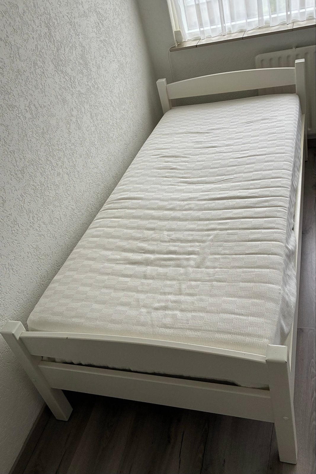 Wit houten 1-persoons bed met metalen bodem en matras 90x200, Huis en Inrichting, Slaapkamer | Bedden, Ophalen, Gebruikt, 90 cm