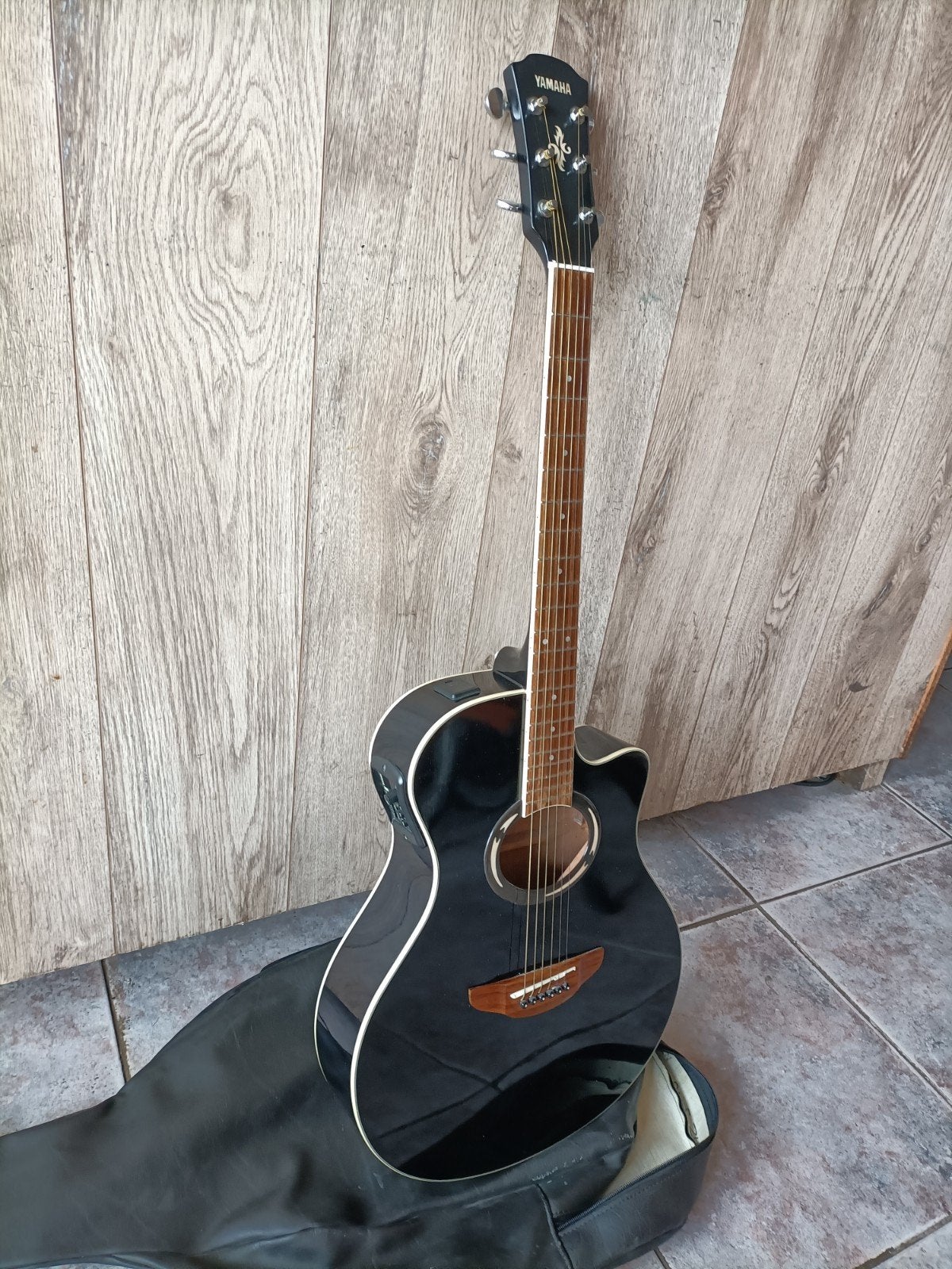 Yamaha APX 500 BL Westerngitaar met element en tas, Ophalen of Verzenden, Gebruikt, Western- of Steelstringgitaar, Met (piezo-)element