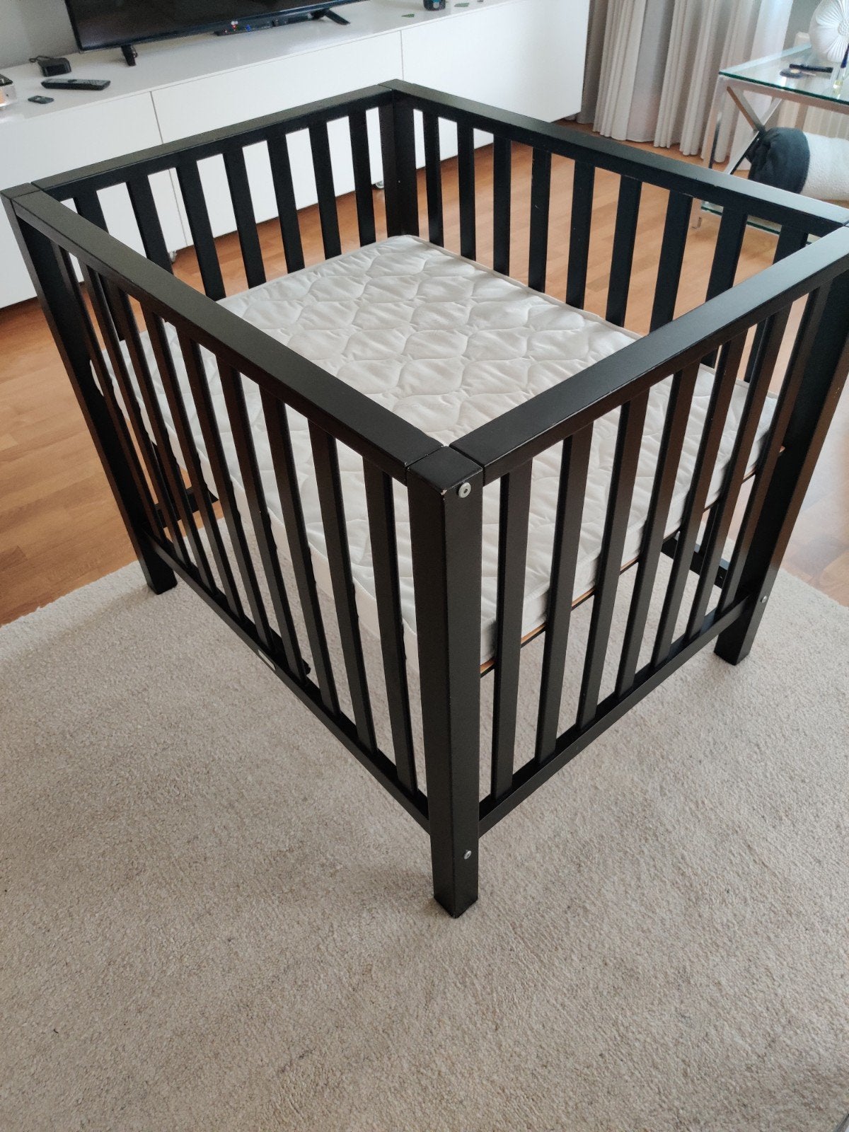 TWF Box Zwart met Verstelbare Bodem en Matras, Kinderen en Baby's, Ophalen, Gebruikt, Vierkant, In hoogte verstelbaar
