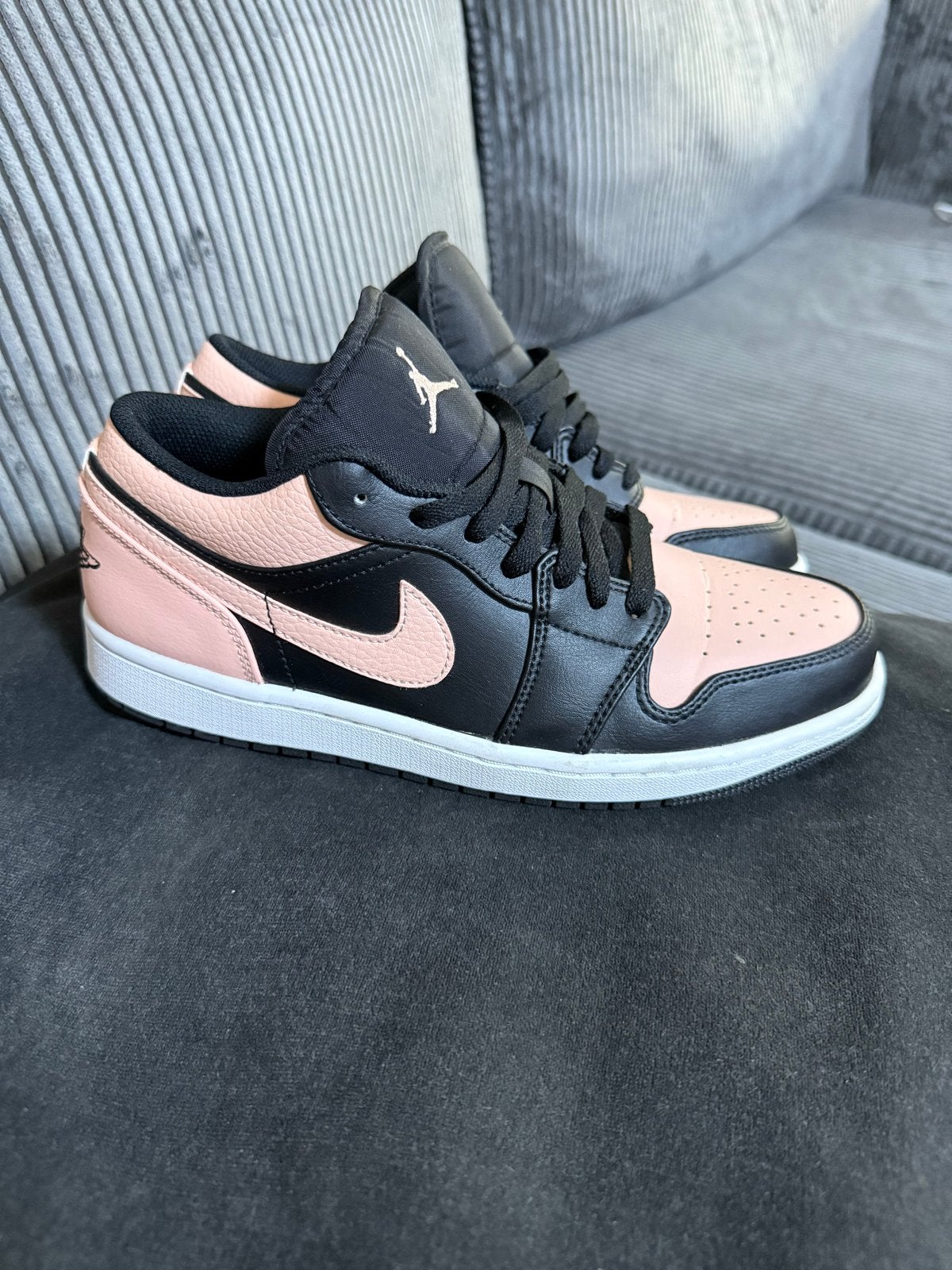 Nike Air Jordan 1 Low - Zwart/Roze, Sport en Fitness, Basketbal, Ophalen, Zo goed als nieuw, Schoenen