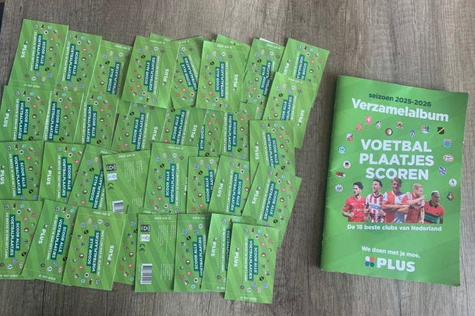 Ongeopende Plus voetbalplaatjes en verzamelalbum 2025-2026, Verzamelen, Plus, Ophalen of Verzenden