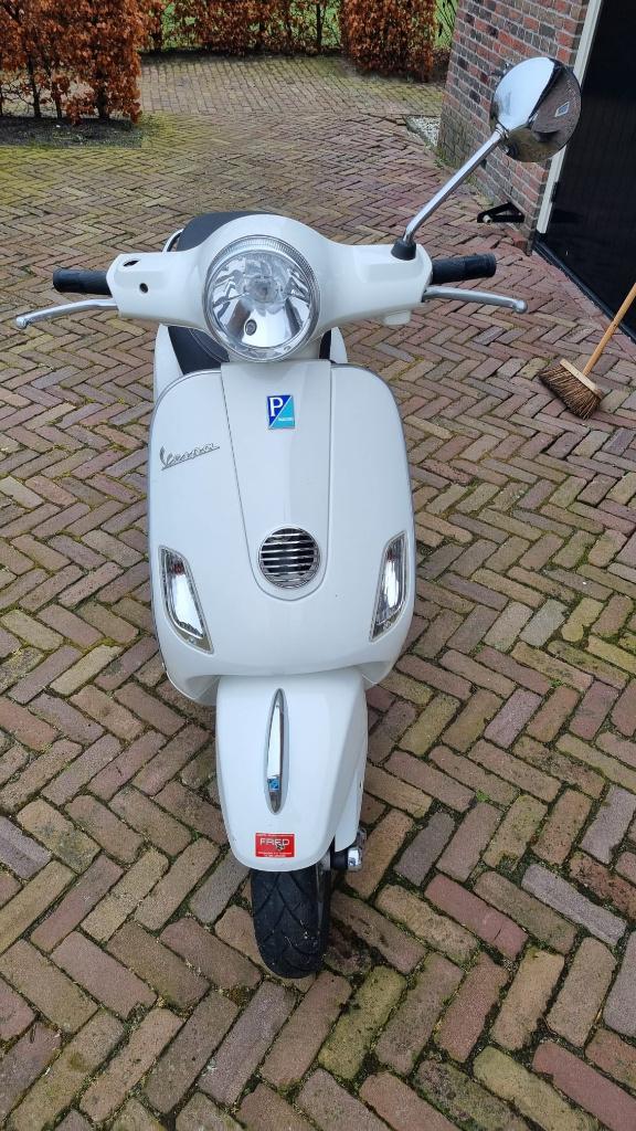 Witte Vespa lx (snor), Fietsen en Brommers, Scooters | Vespa, Gebruikt, Vespa LX, Maximaal 25 km/u, Benzine, Ophalen
