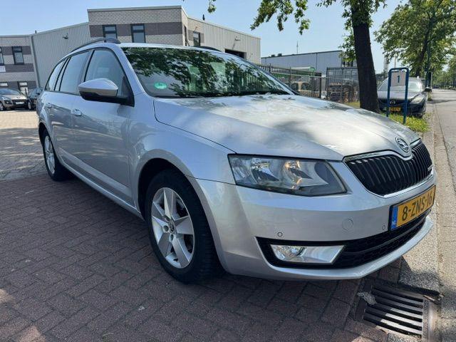Skoda Octavia Combi 1.6 TDI Greenline Airco/ECC,Cruisecontro, Auto's, Skoda, Voorwielaandrijving, Euro 5, Stof, Zwart