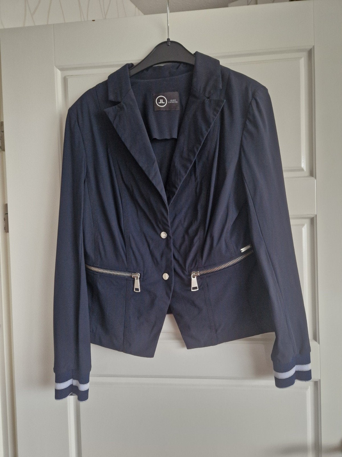 Te koop blauw dames jasje, merk Jane Lushka, maat L.
Lengte, Blauw, Maat 42/44 (L), Ophalen of Verzenden, Zo goed als nieuw