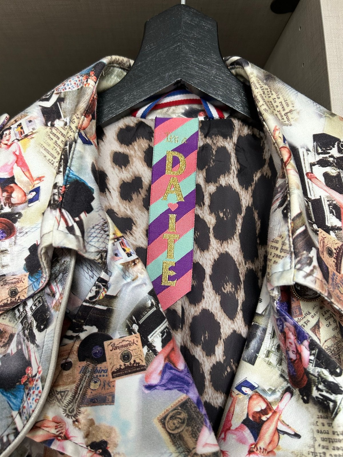 The Daite trenchcoat met print en luipaard voering, Ophalen of Verzenden, Zo goed als nieuw, Maat 38/40 (M), Meerkleurig
