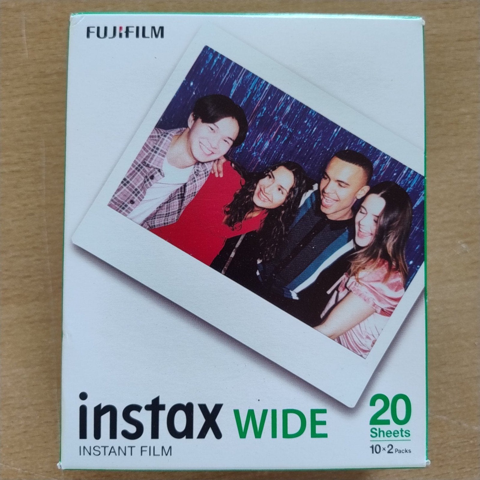 Foto benodigdheden: Instax Wide film, fototape, knijpertjes, Ophalen