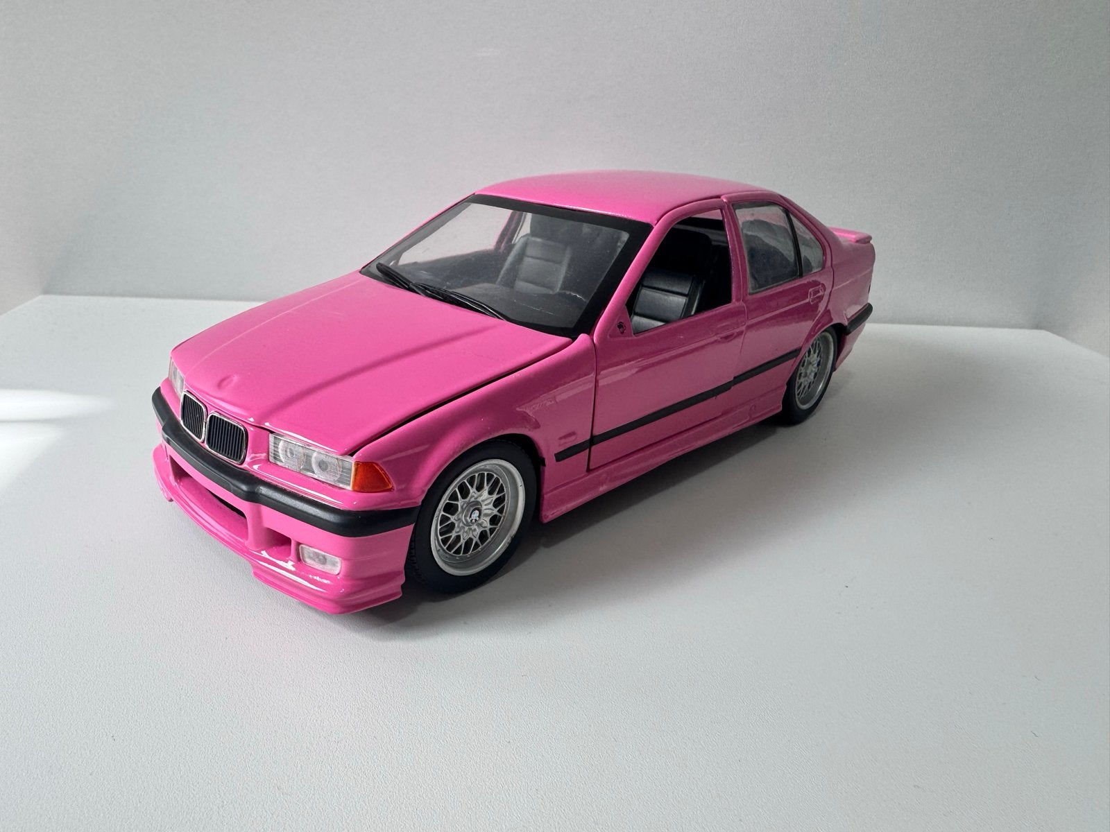 UT Models BMW E36 Sedan 1:18 Project Auto - Roze, Ophalen of Verzenden, Gebruikt, Auto, UT Models