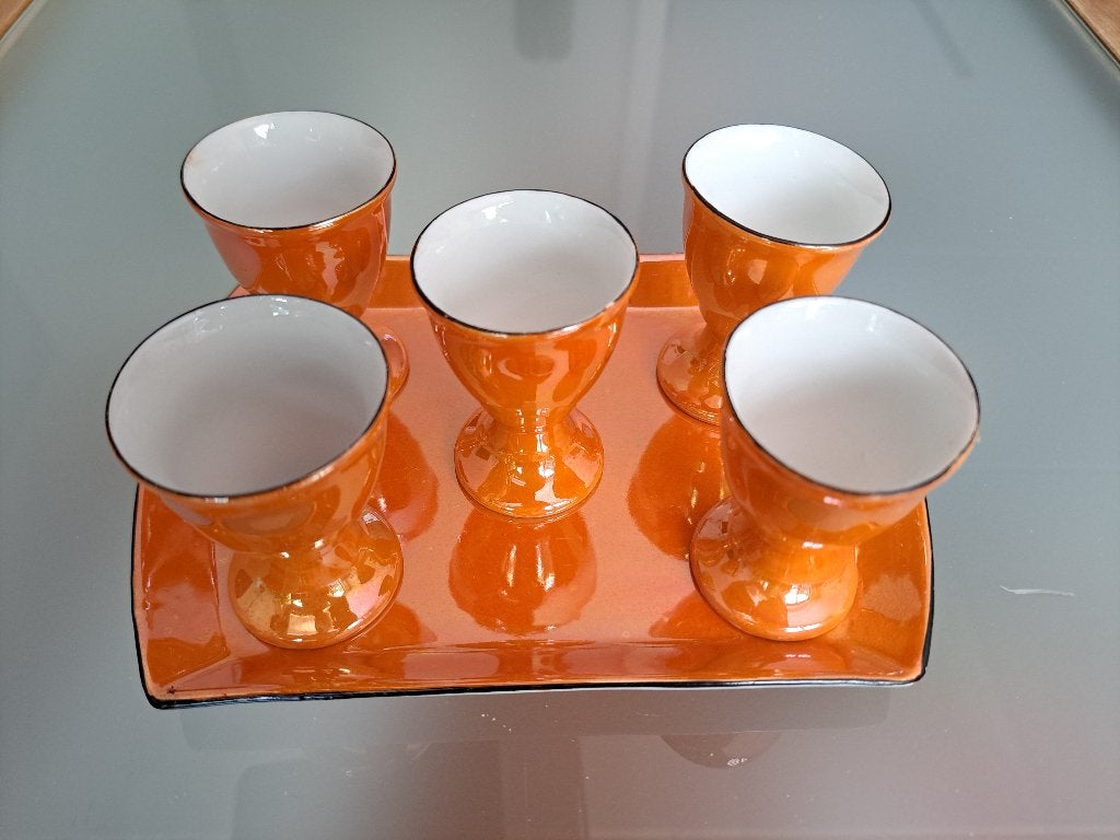 schaal met eierdopjes, Ophalen