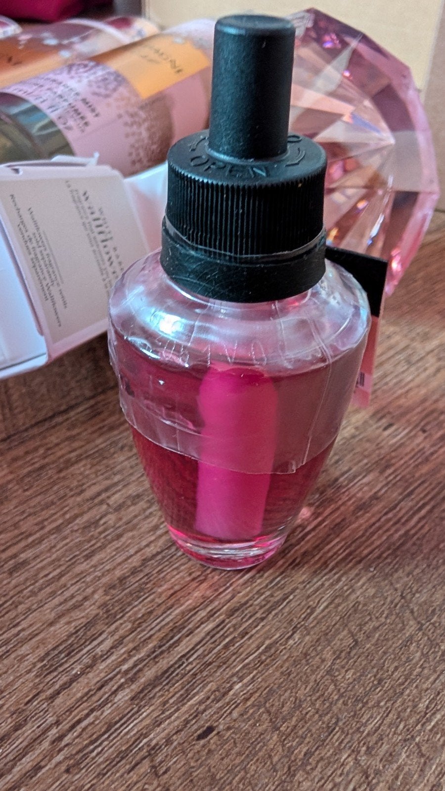 Bath & Body Works Wallflowers Geurverspreider + Navulling, Nieuw, Ophalen of Verzenden, Modern, Roze