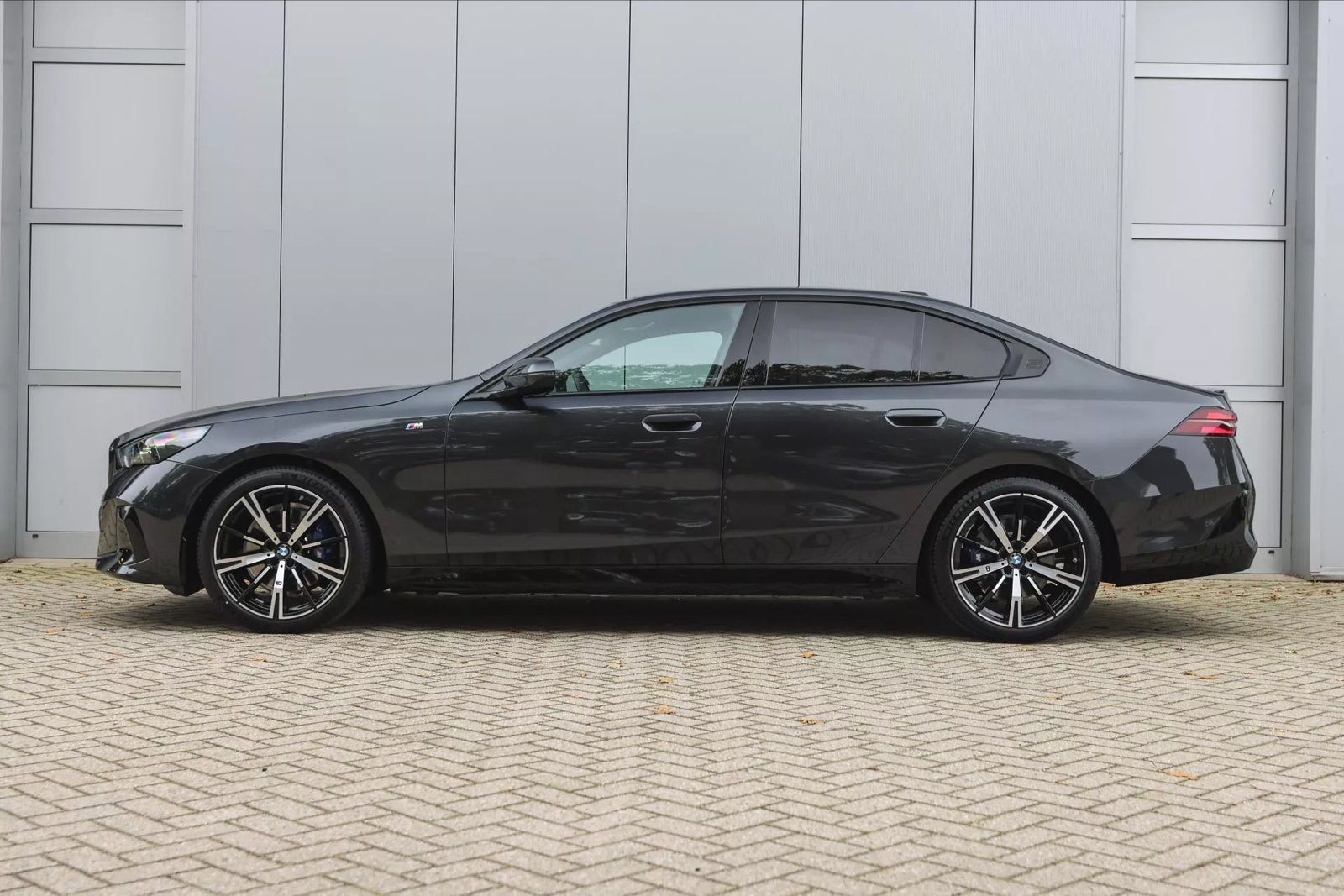 BMW 5-Serie 520i Harmen Kardon Drive Assistent Professional, Automaat, 1998 cc, Achterwielaandrijving, Zwart
