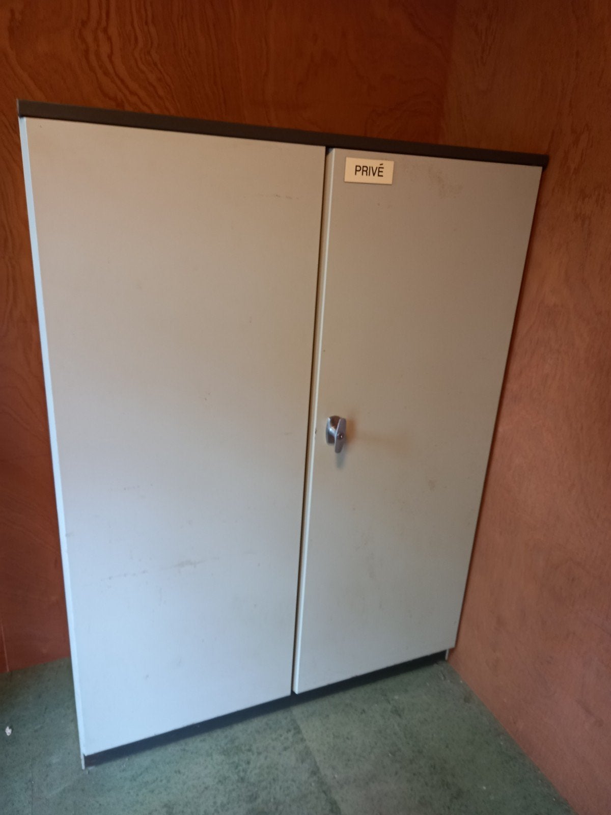 te koop: stevige kast, Gebruikt, 100 tot 150 cm, Meerdere deuren, 50 tot 100 cm