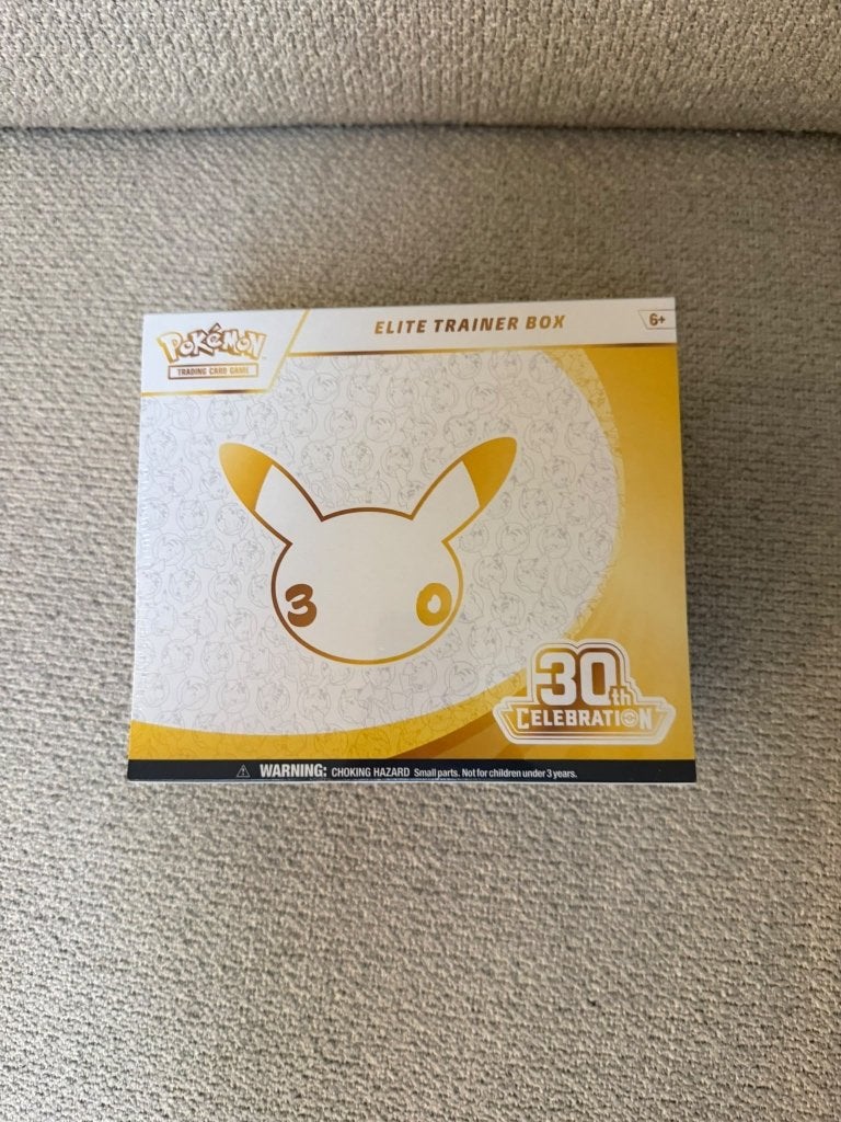 Pokemon 30th Celebration ETB sealedn, Ophalen of Verzenden, Nieuw, Boosterbox, Foil
