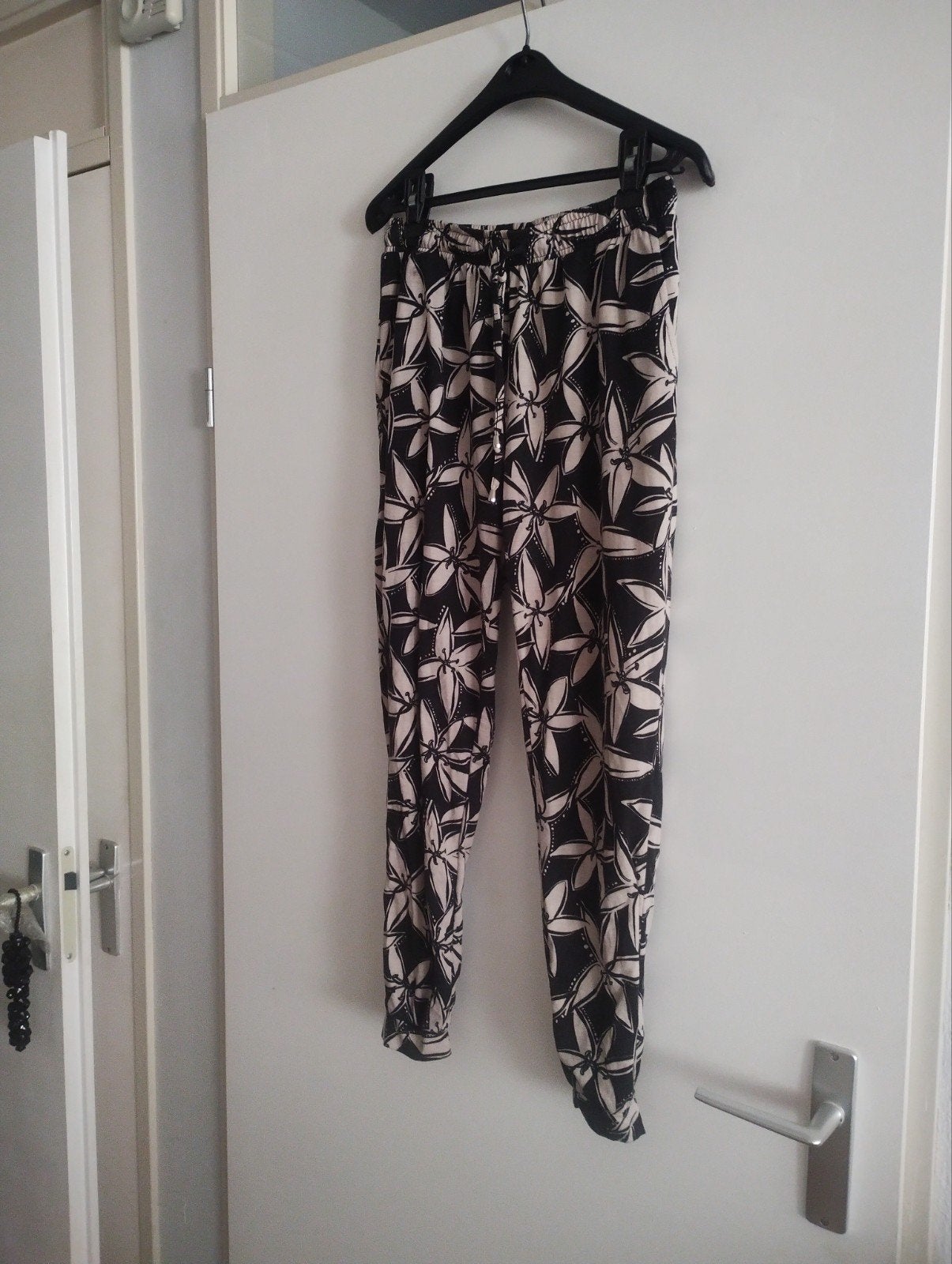 Janina broek met bloemenprint - Maat M, Maat 38/40 (M), Zwart, Ophalen of Verzenden, Lang
