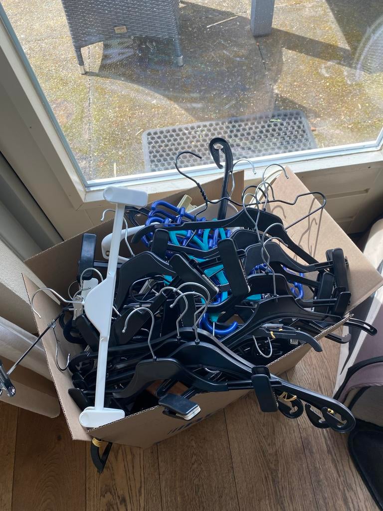 Grote partij kledinghangers (zwart, blauw, wit), Kleding | Dames, Kledinghangers, Ophalen, Gebruikt, Kunststof, Volwassenen