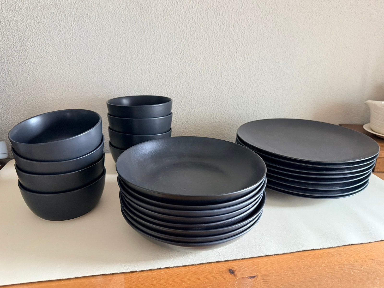 Zwart servies gloednieuw 32 stuks, Ophalen, Nieuw, Overige stijlen, Bord(en)