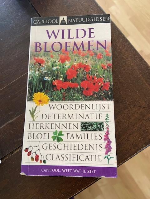 Wilde Bloemen - Capitool Natuurgidsen - Neil Fletcher, Ophalen of Verzenden, Gelezen, Bloemen, Planten en Bomen