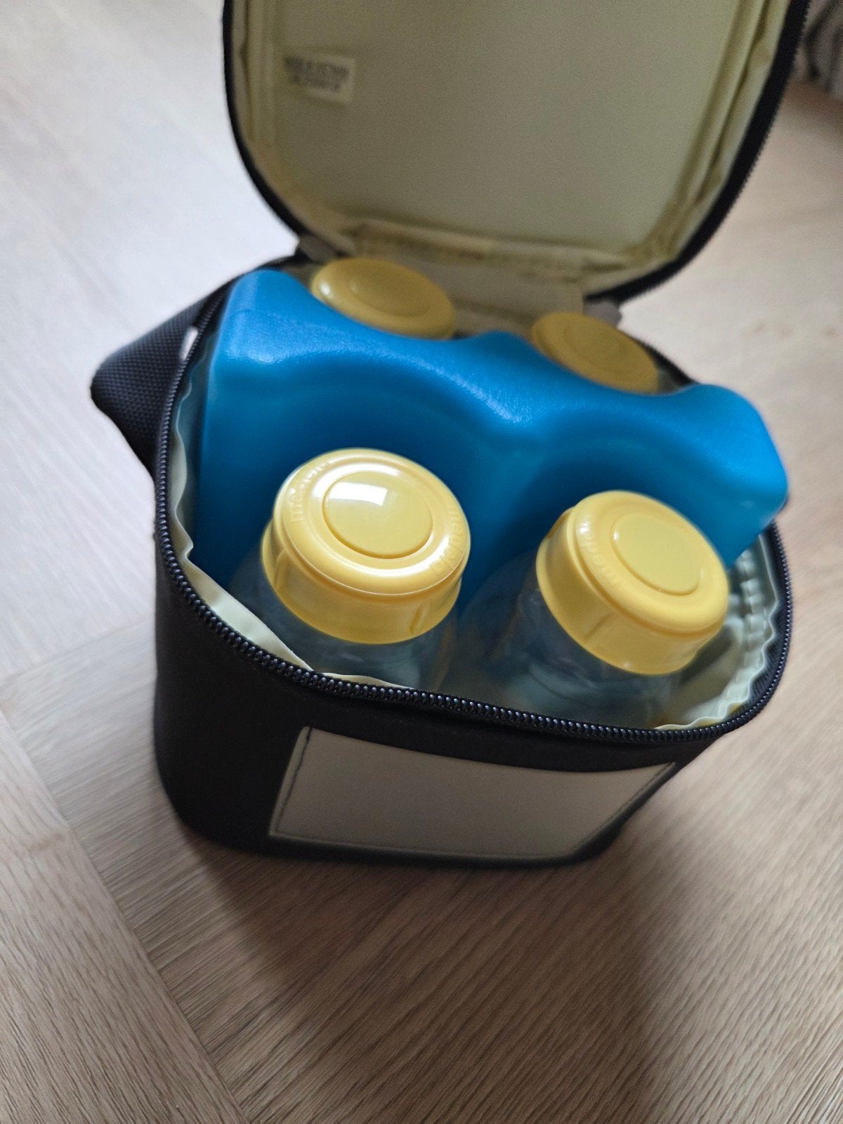 Medela koeltasje met koelelement en 4 flesjes, Ophalen of Verzenden, Zo goed als nieuw, Overige typen
