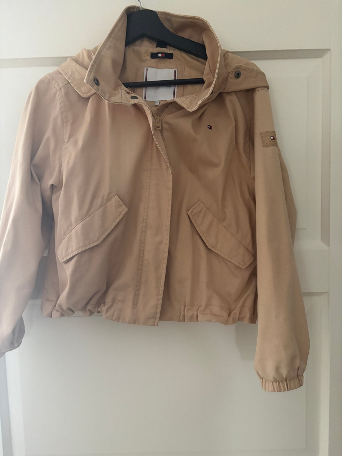 Tommy Hilfiger korte trenchcoat meisjes maat 152, Kinderen en Baby's, Verzenden, Gebruikt, Meisje, Jas