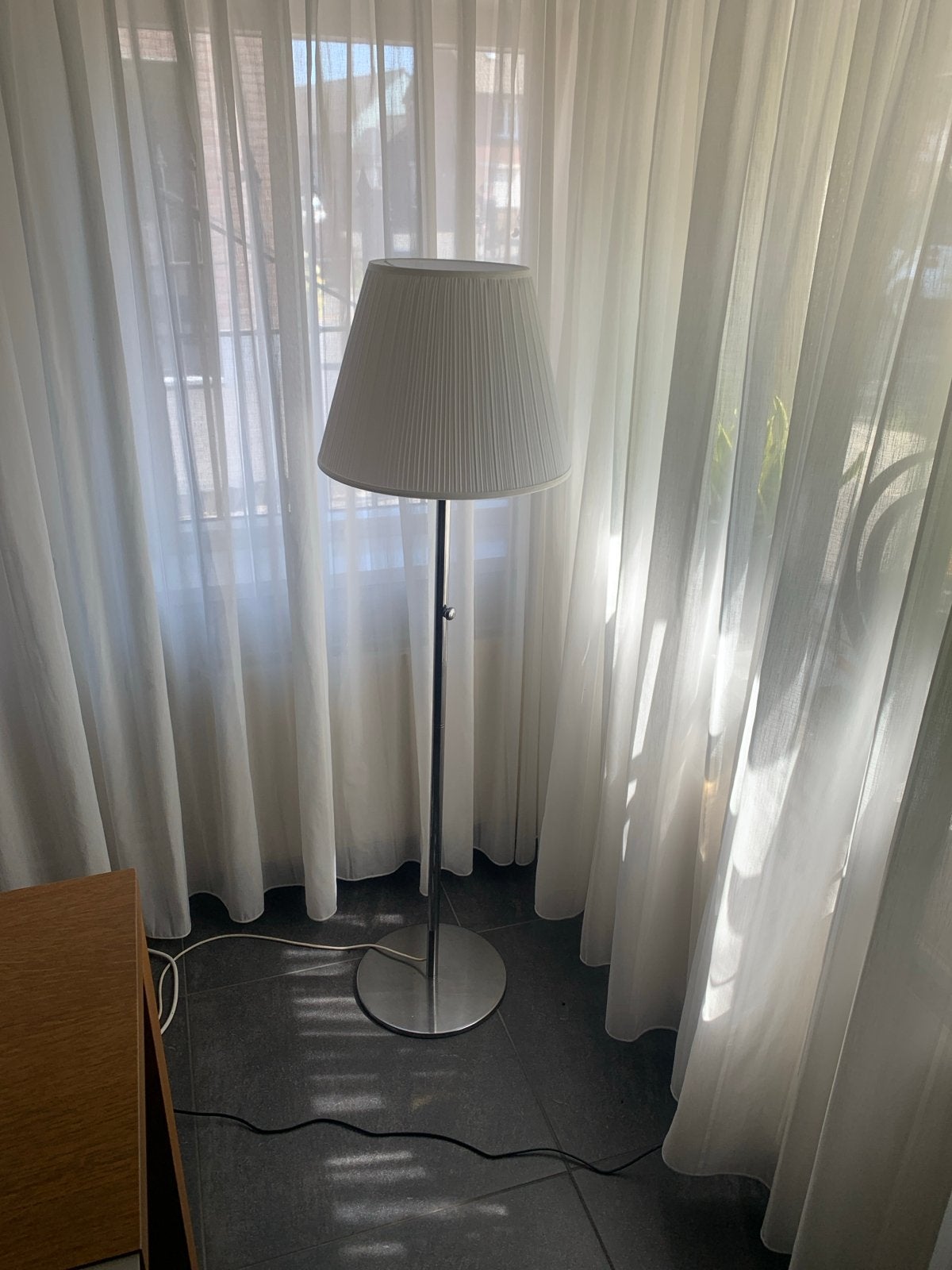 Ikea vloerlamp met witte kap (2 stuks), Huis en Inrichting, Lampen | Vloerlampen, Ophalen, Gebruikt, E27 (groot), Metaal