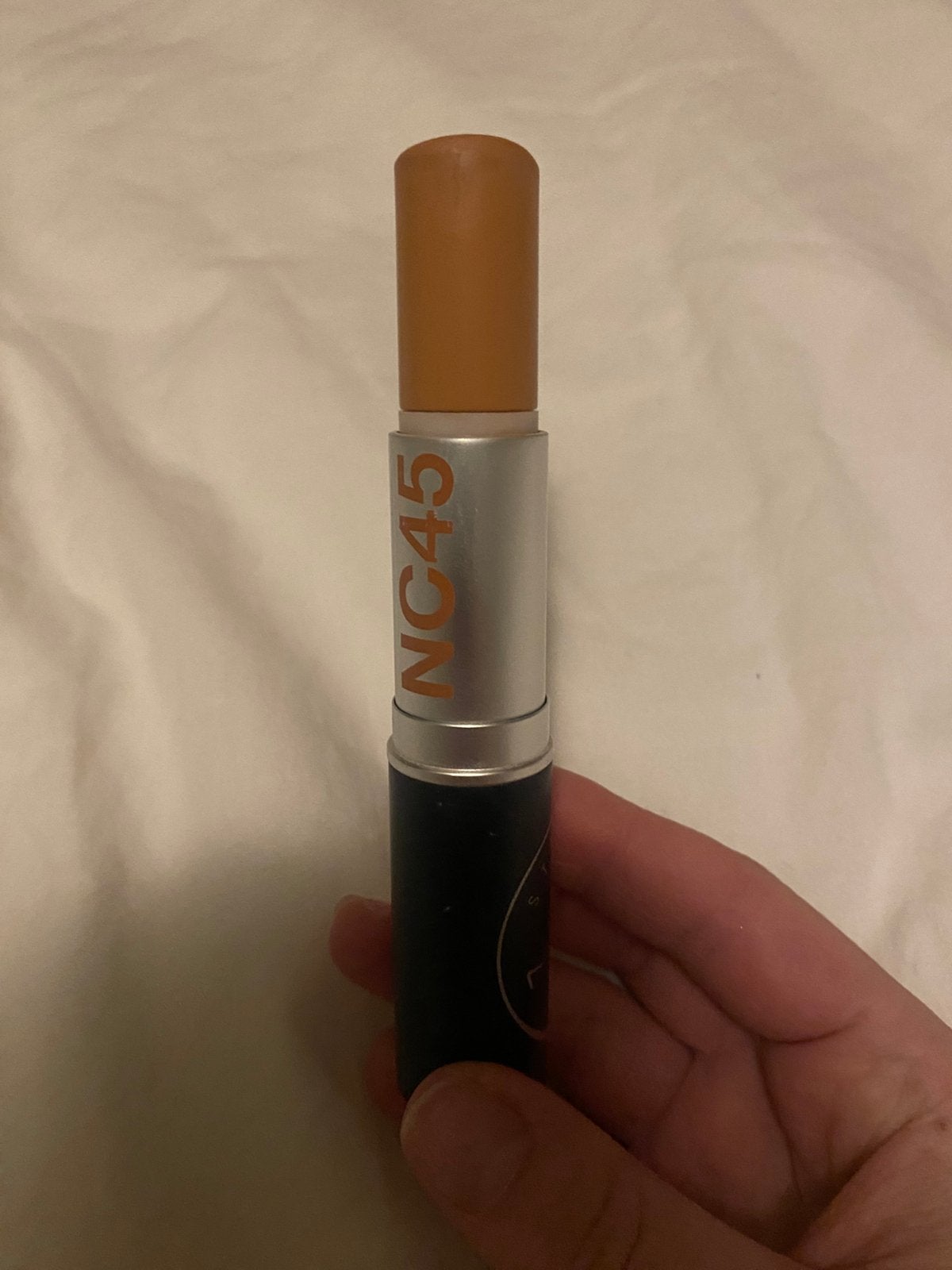Studio Fix Soft Matte Foundation Stick MAC NC45, Ophalen of Verzenden, Zo goed als nieuw, Beige, Gehele gezicht
