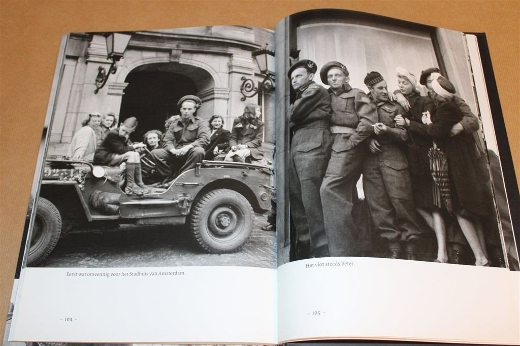 Cas Oorthuys — Fotoboek [1944-45], Ophalen of Verzenden, Zo goed als nieuw, Fotografen