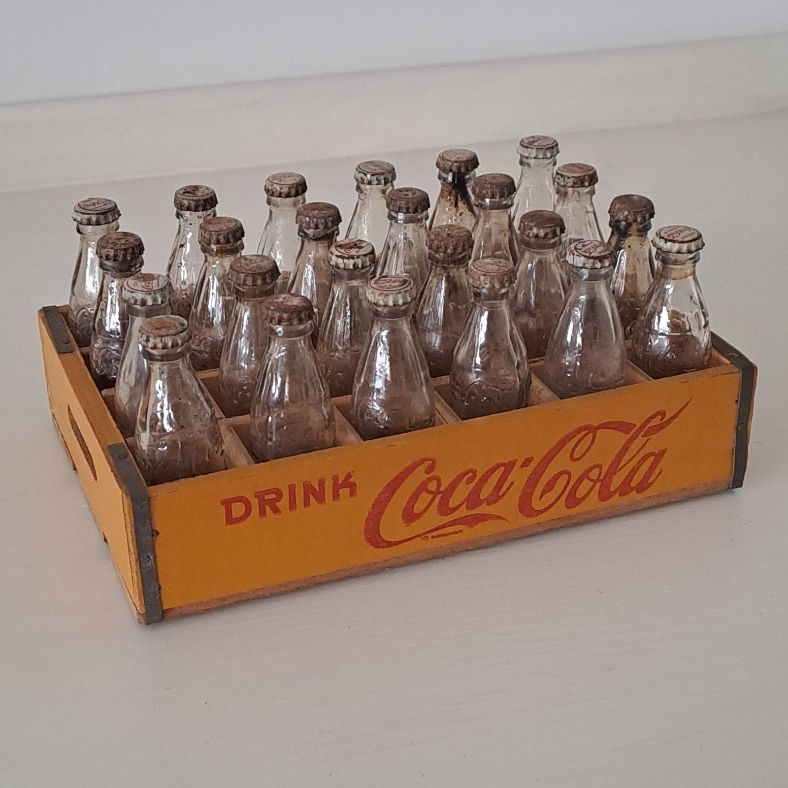 coca-cola kratje met 24 flesjes met de dop er nog op .., Ophalen of Verzenden, Gebruikt, Overige typen