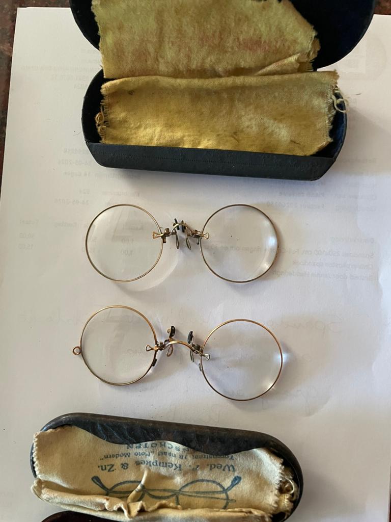 Antieke brilletjes, Ophalen