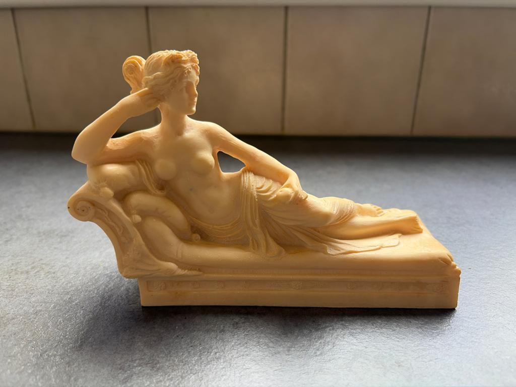 Klassiek beeld van liggende vrouw, Antiek en Kunst, Ophalen, Minder dan 20 cm, Steen of Keramiek, Beeld