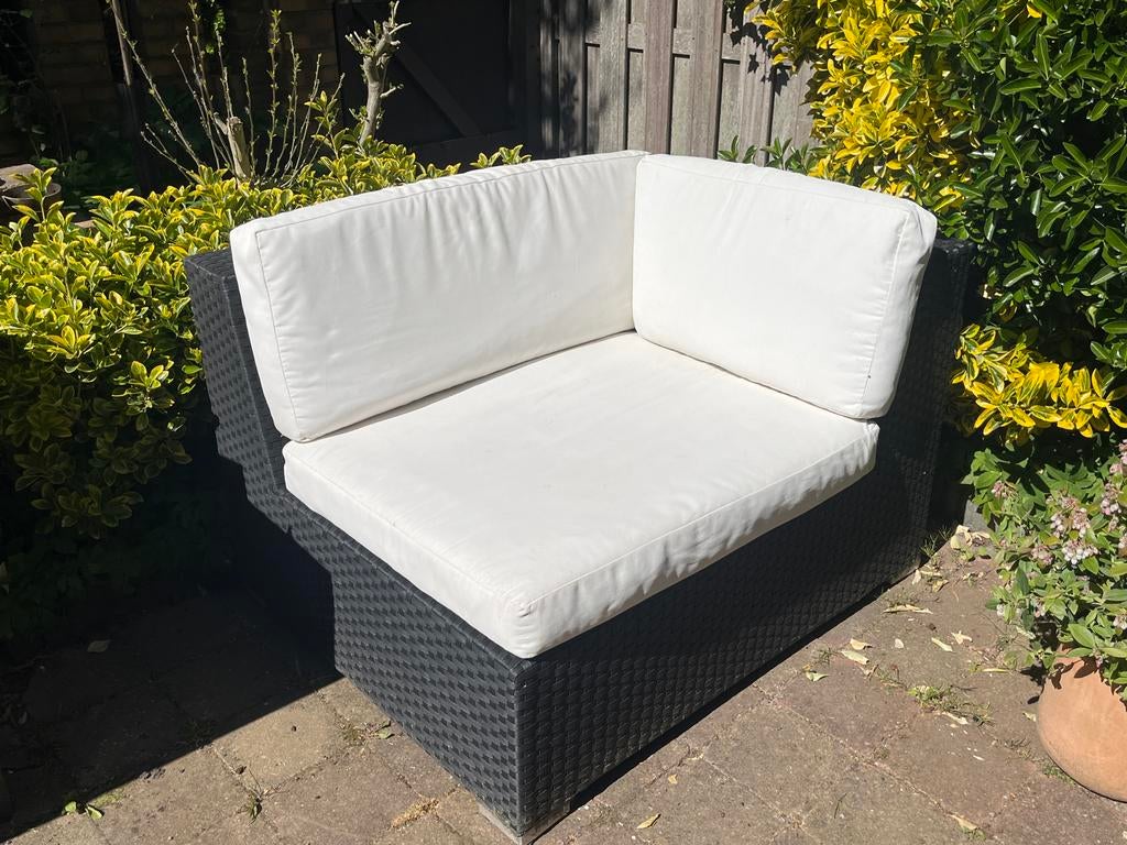Wicker Loungestoel met witte kussens, Tuin en Terras, Tuinsets en Loungesets, Gebruikt, Loungeset, Wicker, Stoel