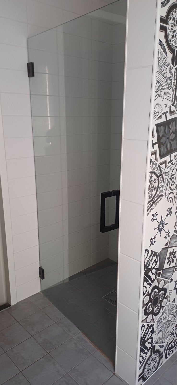 Glazen douchedeur met zwart beslag, Ophalen, Zo goed als nieuw, Met douche