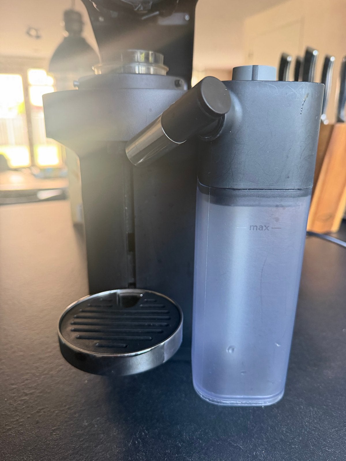 Nespresso Vertuo Lattissima Koffiemachine, Witgoed en Apparatuur, Ophalen, Koffiemachine, Zo goed als nieuw, 1 kopje