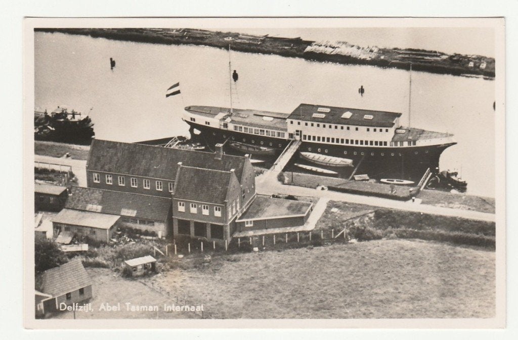 Delfzijl - luchtopname Abel-Tasman Internaat, Verzamelen, Ansichtkaarten | Nederland, Verzenden, 1940 tot 1960, Ongelopen, Groningen