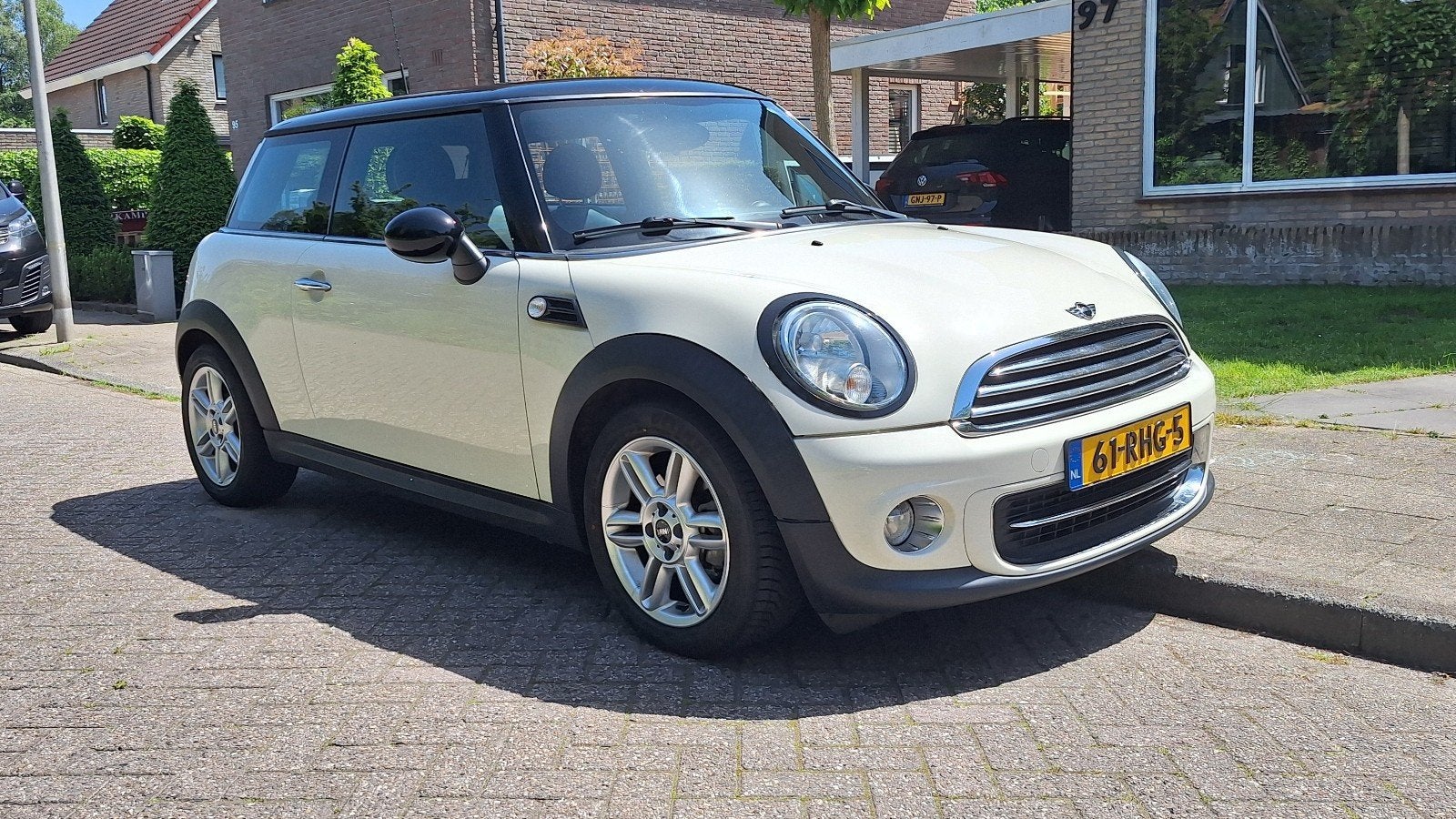 Mini 1.6 cooper 25th an  edition Dealer onderhouden., Auto's, Voorwielaandrijving, 40 €/maand, Zwart, 4 cilinders