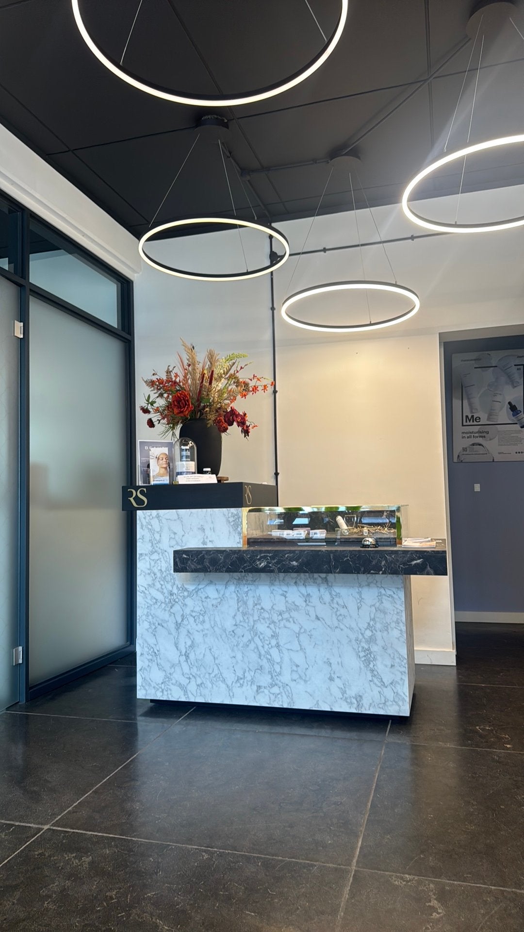 Luxe maatwerk receptiebalie met glazen vitrine, Ophalen