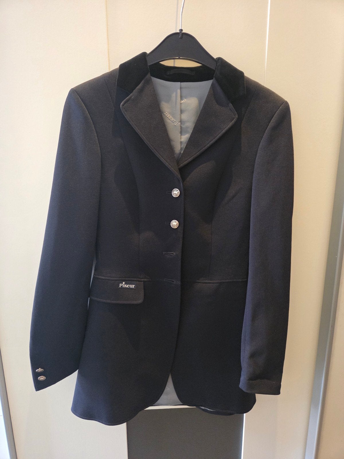 Titel:Donkerblauw Pikeur Diana Wedstrijdjasje, Dieren en Toebehoren, Paardrijkleding, Blauw, Inclusief opbergtas, Dressuur, Dames