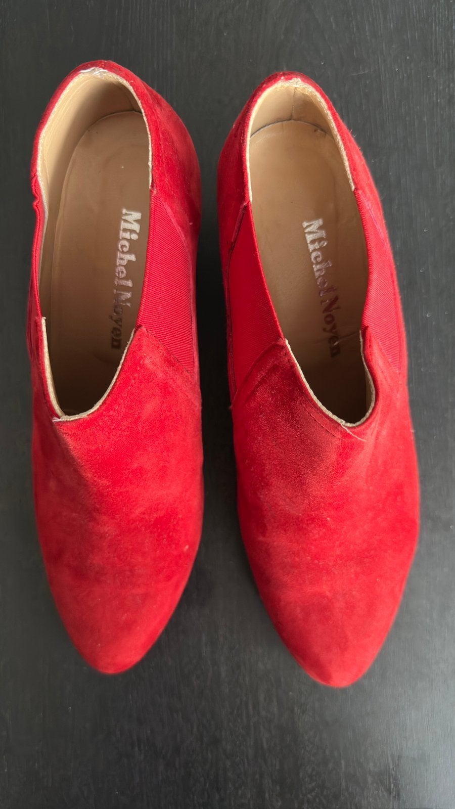 Korte rode suede laarsjes. Hakhoogte 5,5 cm. Maat 38., Kleding | Dames, Ophalen of Verzenden, Zo goed als nieuw, Rood