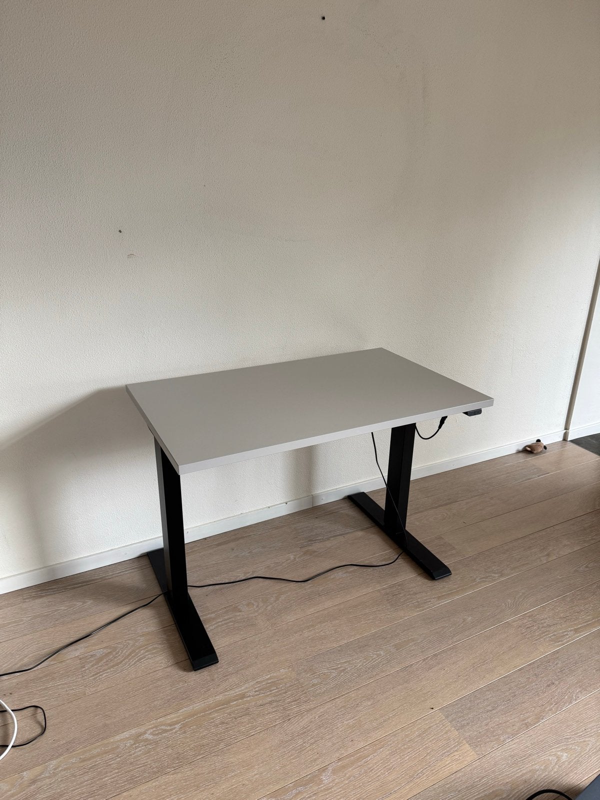 Zit-sta bureau - Grijs blad, zwart onderstel, Huis en Inrichting, Bureaus, Ophalen, Zit-sta bureau, Elektrisch, Metaal