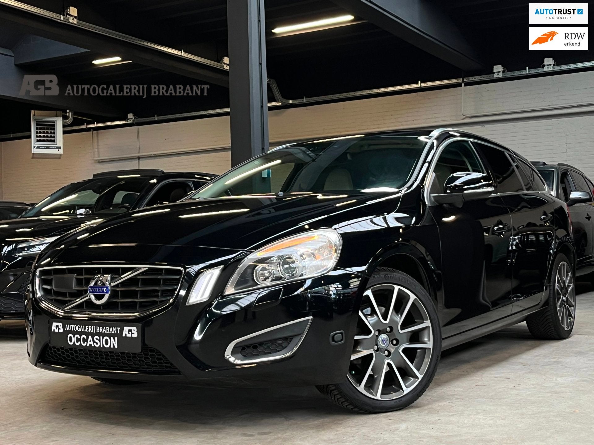 Volvo V60 1.6 T4F Summum /Dodehoek/Cruise/XenonLed/Stoelverw, Auto's, Gebruikt, 4 cilinders, Overige brandstoffen, Zwart