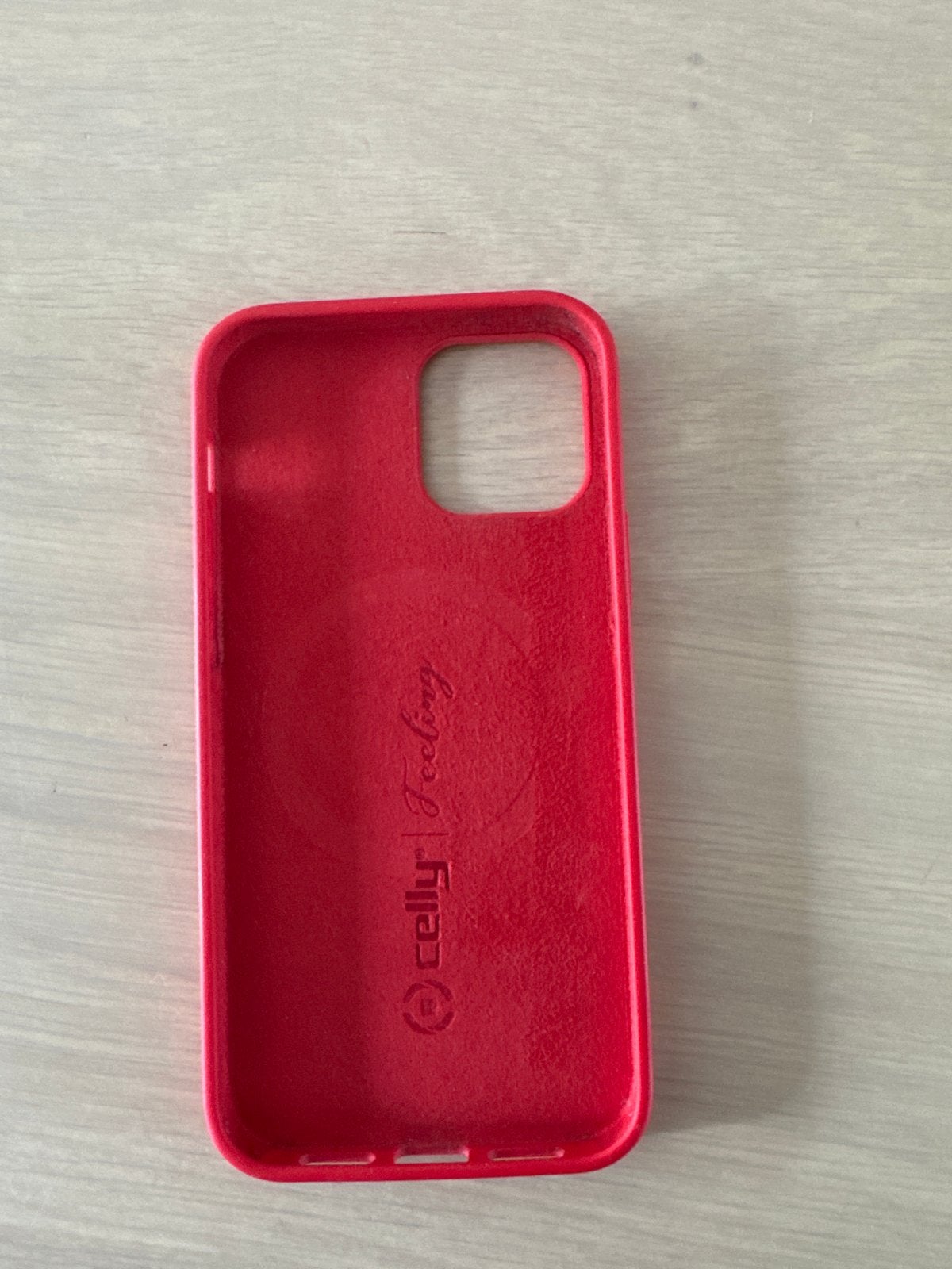 Celly Feeling iPhone 12 hoesje rood, Gebruikt, Overige merken, Hoesje of Tasje, Ophalen of Verzenden