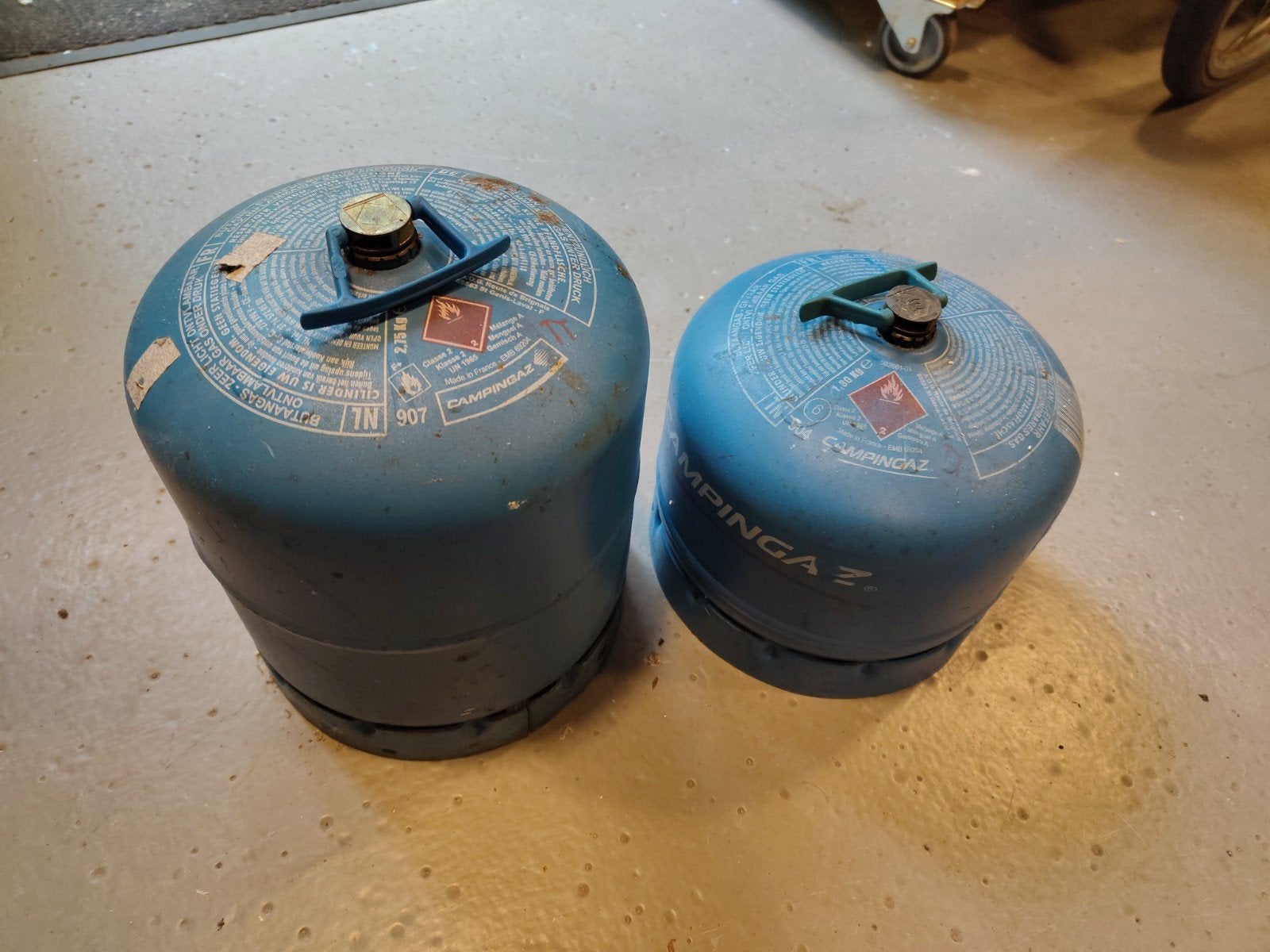 2 Campingaz gasflessen, beide halfvol, Ophalen