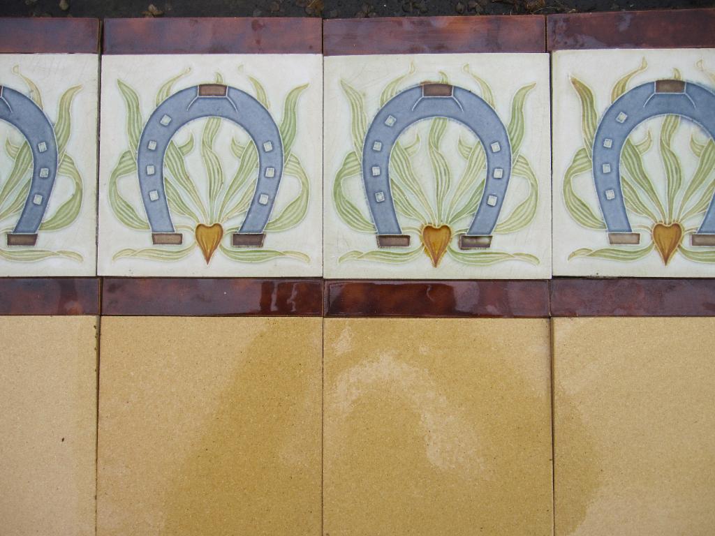 12 art nouveau wandtegels met hoefijzer in relief 180cm, Antiek en Kunst, Ophalen