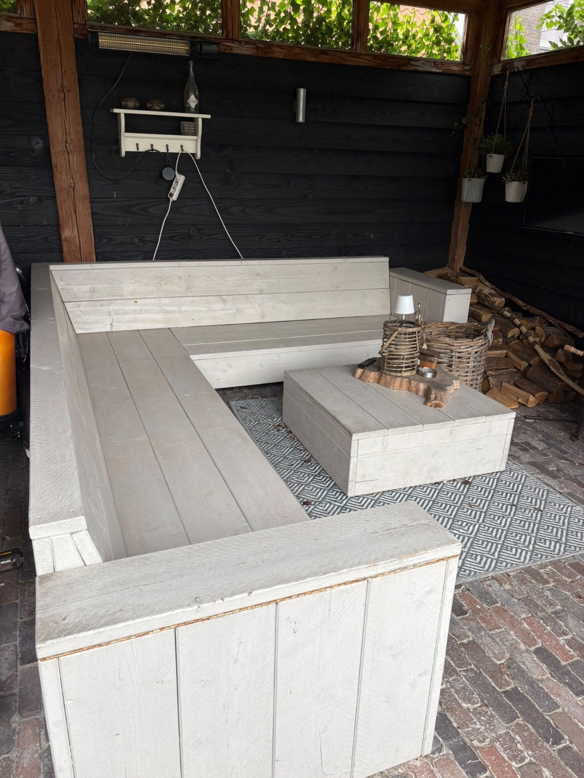 Houten loungebank, in zeer nette staat! Incl. kussens