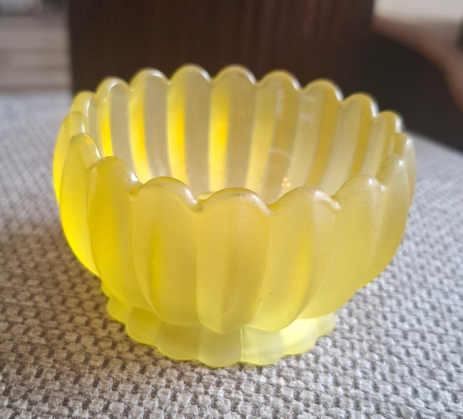 Geel glazen schaaltje,  waxinelichthouder bloem, gratis!, Huis en Inrichting, Woonaccessoires | Kandelaars en Kaarsen, Ophalen