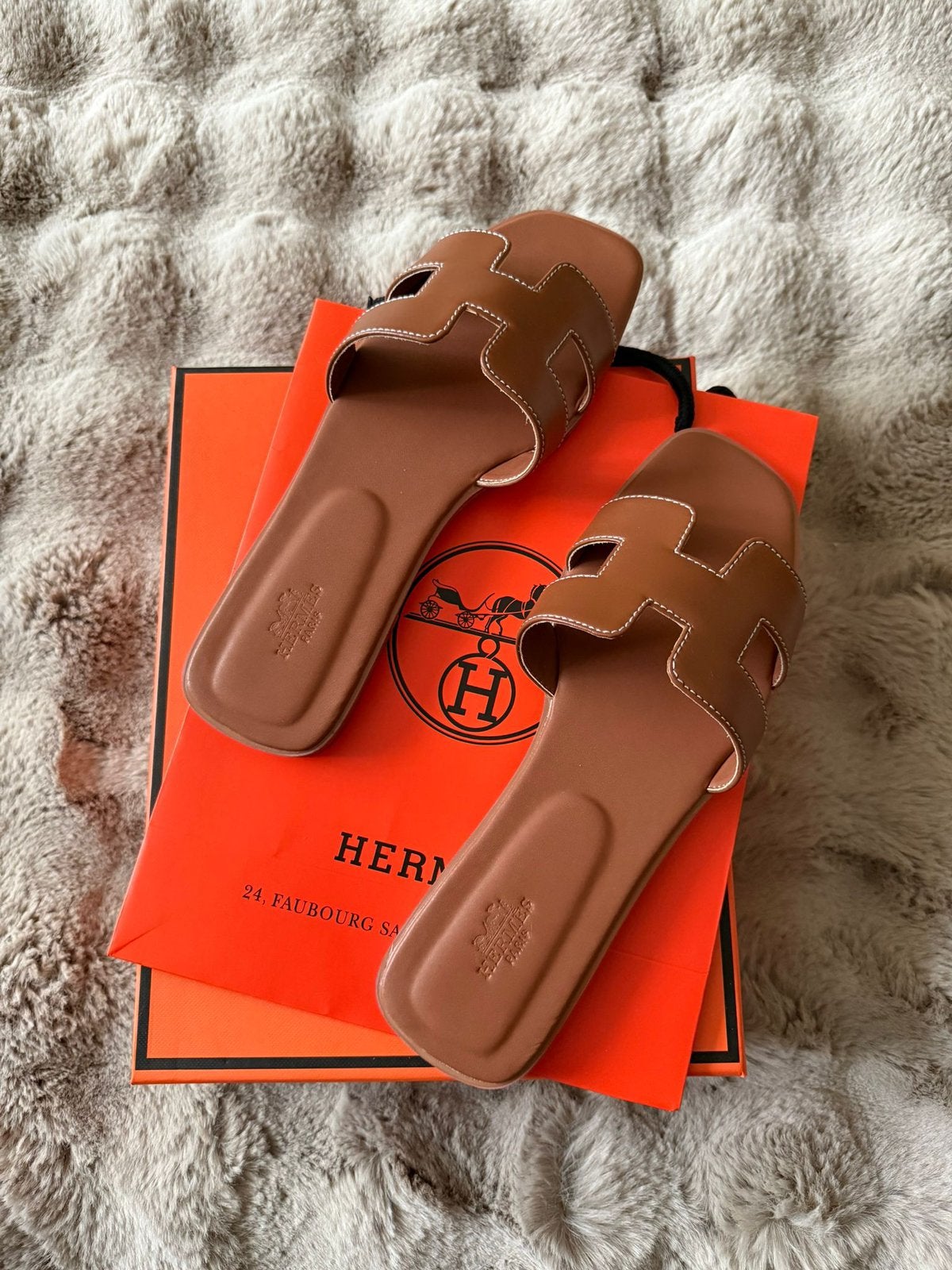 Hermes slippers, Kleding | Dames, Ophalen of Verzenden, Nieuw, Bruin, Slippers