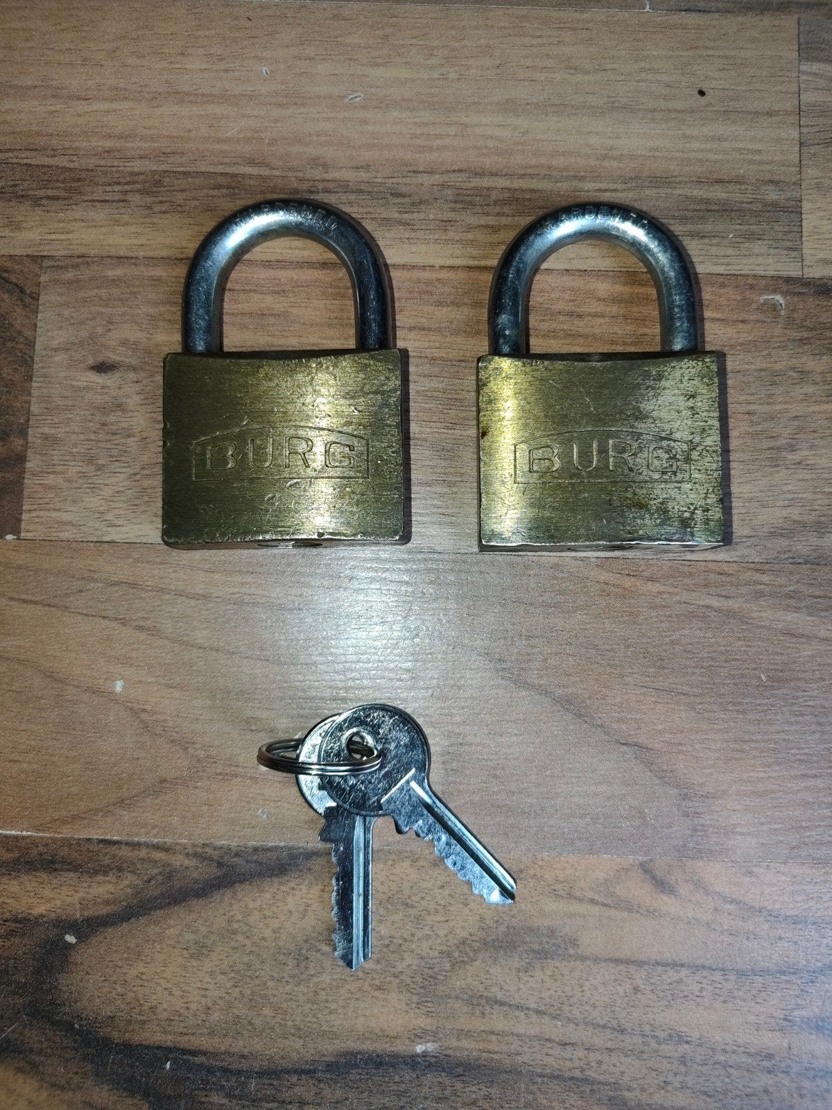 2x Burgwachter 50mm hangslot gelijksluitend, Ophalen of Verzenden, Gebruikt, Koper of Messing, Slot