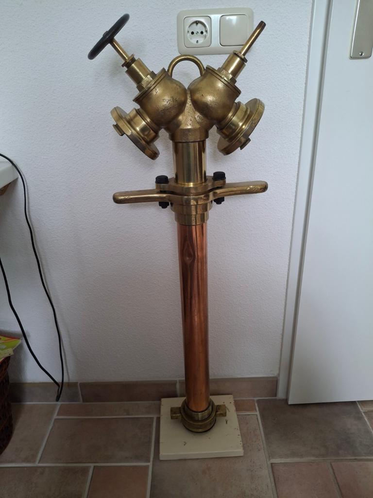 Decoratief brandweer opzetstuk van koper., Ophalen