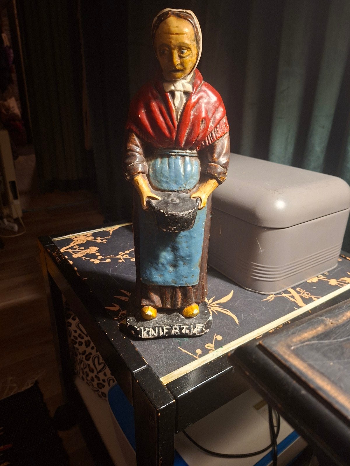 Vintage beeldje 'Kniertje' - Vrouw met pot, Ophalen of Verzenden