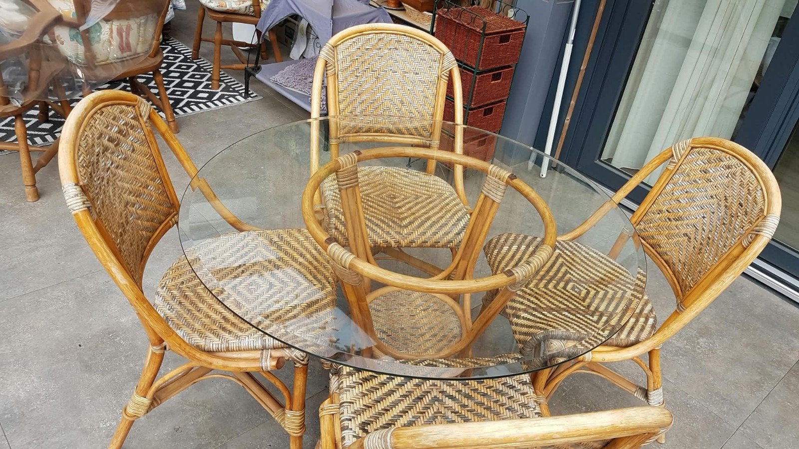 Ronde tafel met glazen blad en 4 rieten stoelen, Ophalen