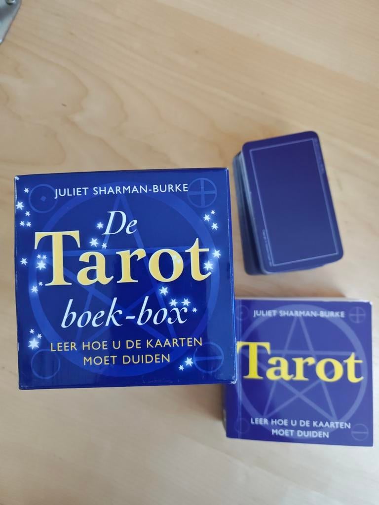 De Tarot boek-box, Tarot of Kaarten leggen, Juliet Sharman-Burke, Ophalen of Verzenden, Zo goed als nieuw
