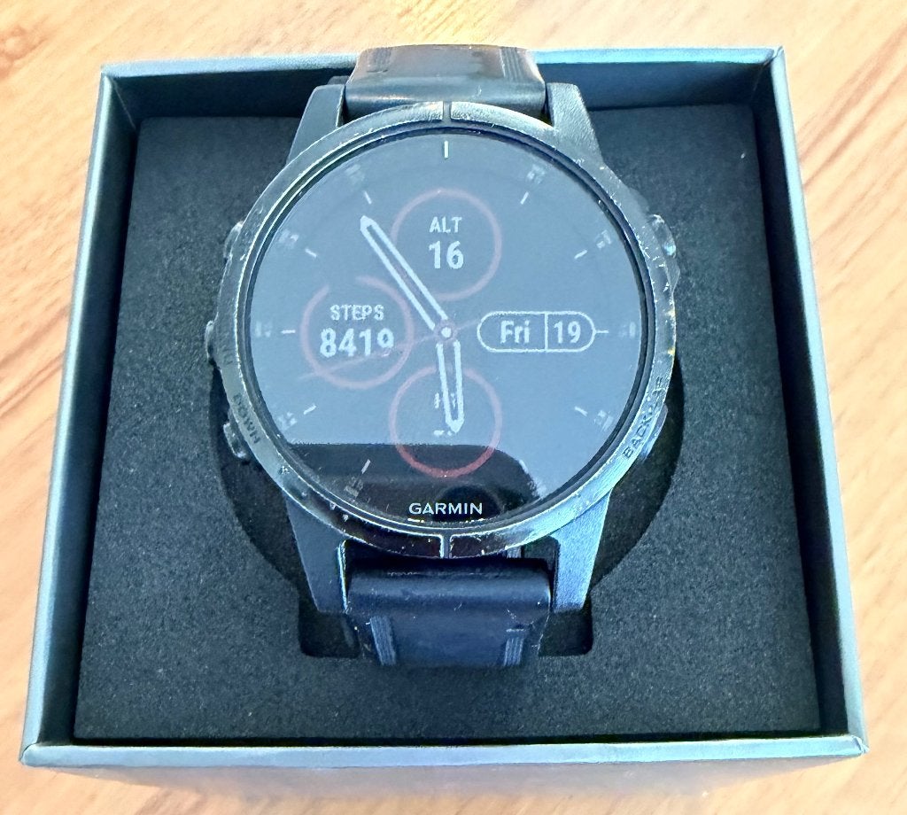 Garmin Fenix 5S Sapphire + doos + kabel (knop defect), Gebruikt, Zwart, Garmin, Ophalen of Verzenden